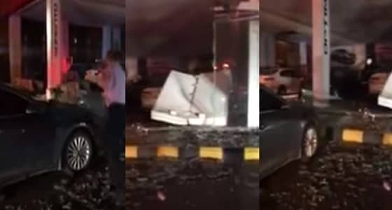 بالفيديو والصور.. الرياح والأمطار يعصفون بالأشجار وزجاج المركبات بـ " الخفجي "