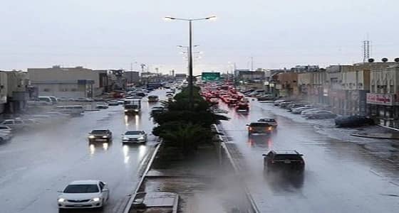 سقوط أمطار متوسطة على  مناطق متفرقة بالرياض