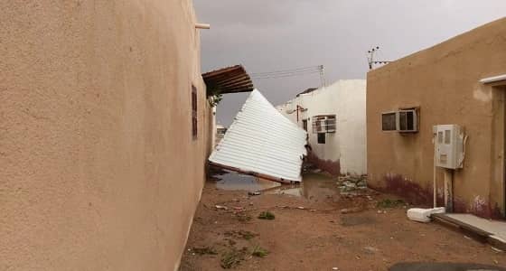 إنقاذ طفلين من ذوي الاحتياجات احتجزتهما الأمطار في ينبع