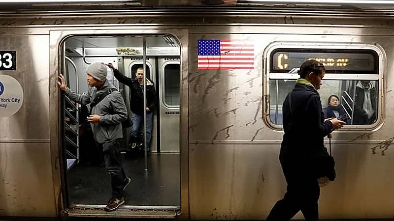 مصرع رجل دهسًا على قضبان مترو الانفاق