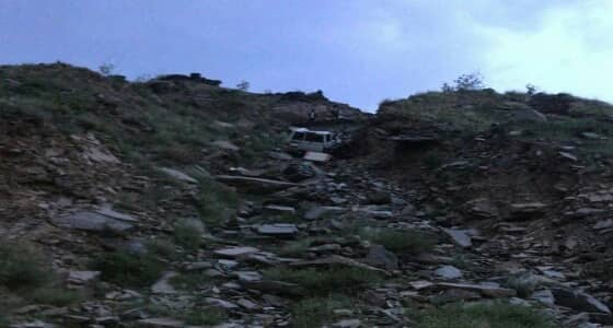 إصابة شخصين إثر سقوط مركبة بطريق " عثوان " بالداير