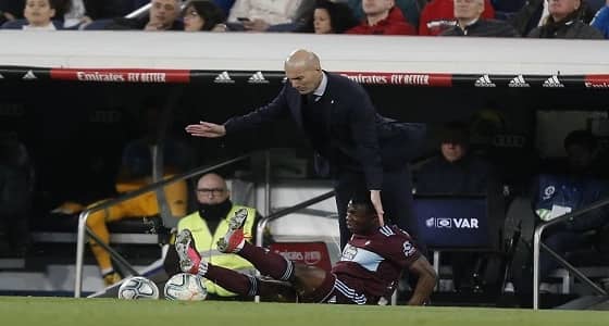 بالصور..سقوط كوميدي لزيدان بعد اصطدامه مع لاعب الخصم