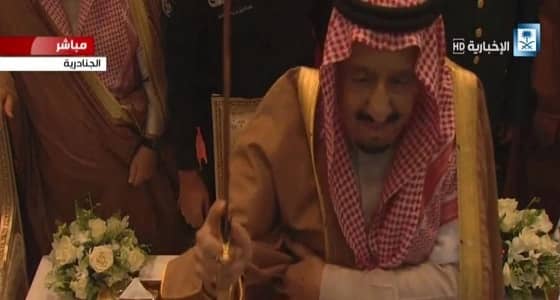 بالصور.. خادم الحرمين يشارك زوار " الجنادرية 32 " بأداء العرضة السعودية