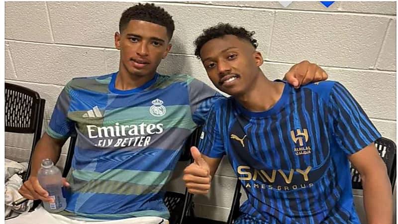 جود بيلينغهام وناصر الدوسري في لقطة بعد مواجهة الهلال وريال مدريد