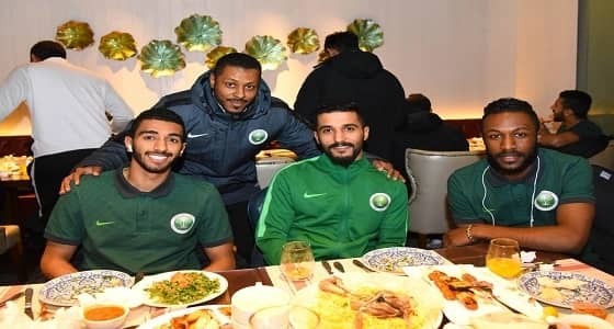 بالصور.. حفل عشاء بالصين وسفير المملكة يطمئن على الأخضر