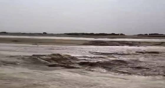 بالصور.. السيول تمنع وصول معلمي ومعلمات " بني يزيد " إلى مدارسهم