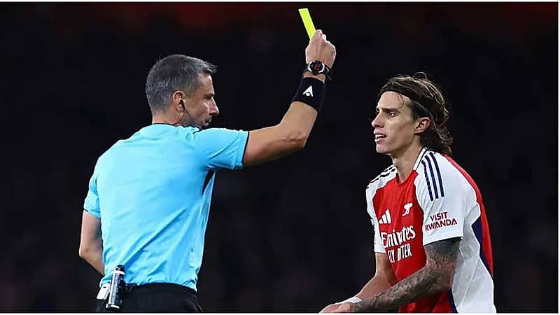 كالافيوري يدخن خلال مباراة آرسنال وباريس سان جيرمان.. فيديو