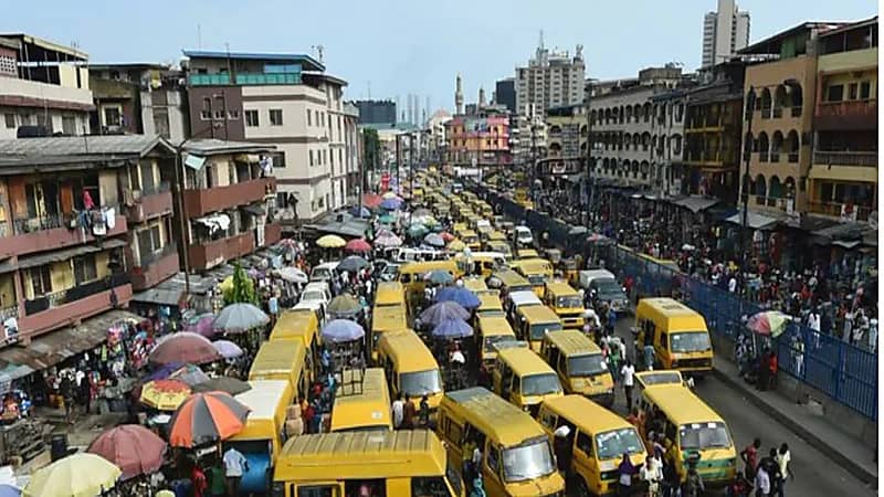 مصرع 21 رياضيًا في حادث سقوط حافلة أثناء العودة من مهرجان رياضي
