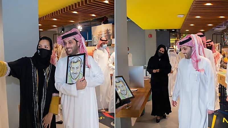 تركي آل الشيخ يتسلم من مواطنة "بورتريه" رسمته له