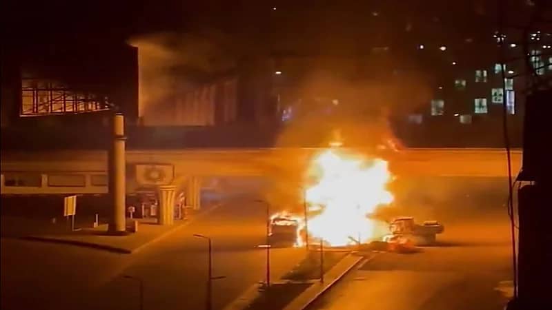 شاهد.. اندلاع حريق بخط غاز تحت أحد الجسور في مصر