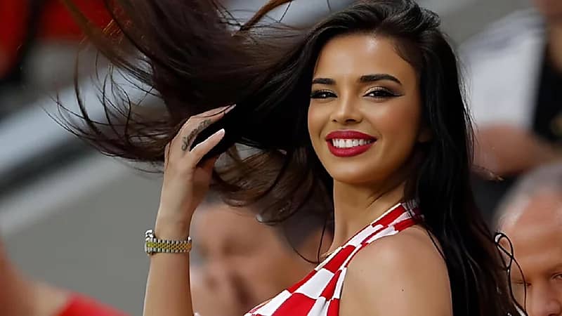 ملكة جمال كرواتيا تفضح اللاعبين الذين حاولوا التقرب منها بالمونديال