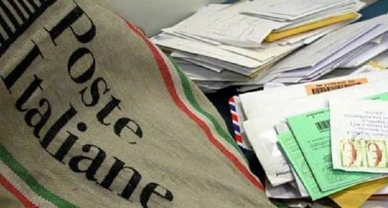 ساعي بريد كسول خزن نصف طن من الطرود في منزله لـ 8 سنوات