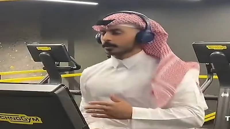 بالفيديو.. شاب يتمرن بالزي الرسمي بمناسبة اليوم الوطني