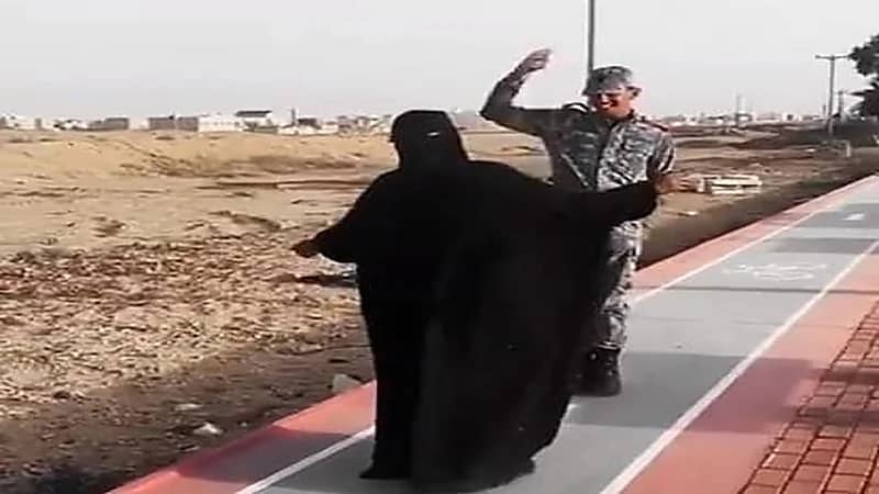 شاهد.. مجند يؤدي التحية العسكرية لأمه ويعانقها بعد عودته من دورة تدريبية