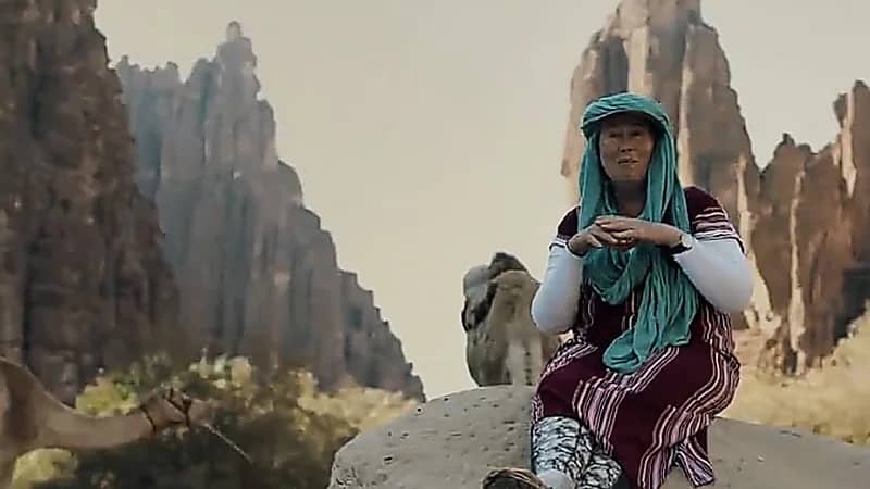 أليس تجوب المملكة سيرًا على الأقدام وتكتشف كنوزها الطبيعية.. فيديو