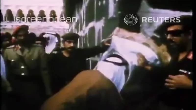 مشهد نادر للملك خالد وهو يقبل الحجر الأسود.. فيديو