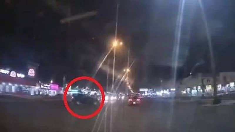 شاهد.. قائد مركبة كاد يتسبب في حادث مروع بعد تهوره عند إشارة مرورية