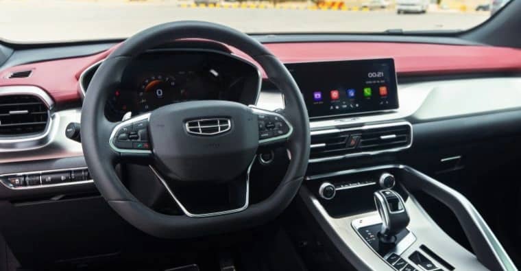 شاهد.. مواطن يسرق 3 مركبات ويتهكم على رجال الأمن في الرياض 