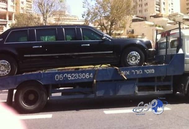 سطحة تقل سيارة الرئيس الأمريكي قبيل وصوله للمطار 