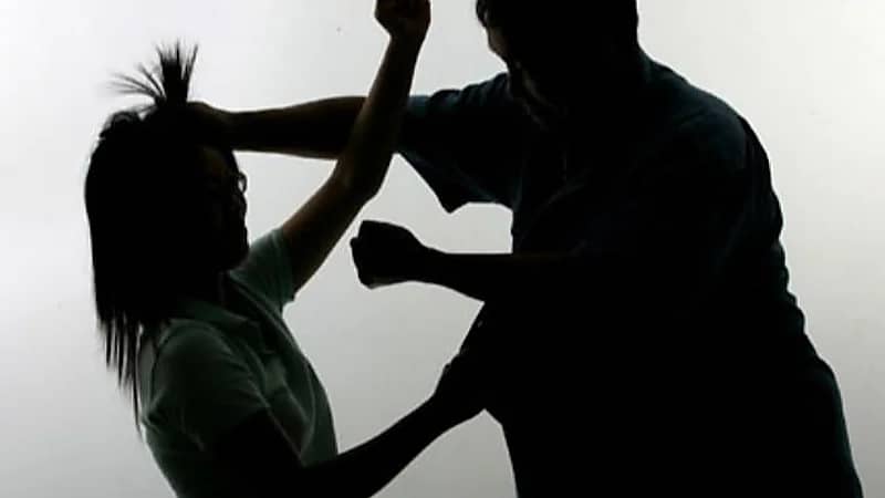 أب يعذب بناته الـ3 في المنزل انتقامًا من زوجته بعد انفصالهما