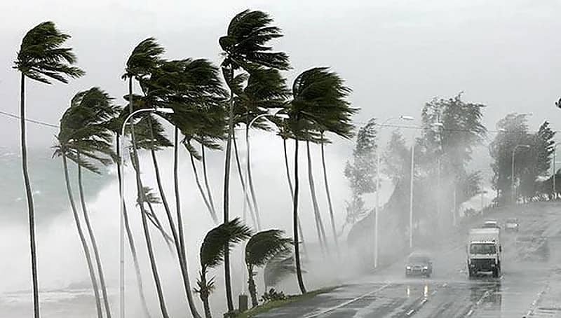 بالفيديو.. عواصف قوي تجتاح مدينة في اليابان