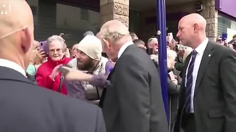 بالفيديو.. حلاق يعرض على الملك تشارلز قصة شعر مجانية