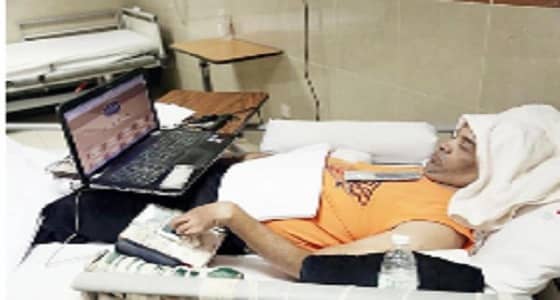 شاب يخترع " فأرة " للكمبيوتر ويصمم 3 مواقع رغم اصابته بشلل تام