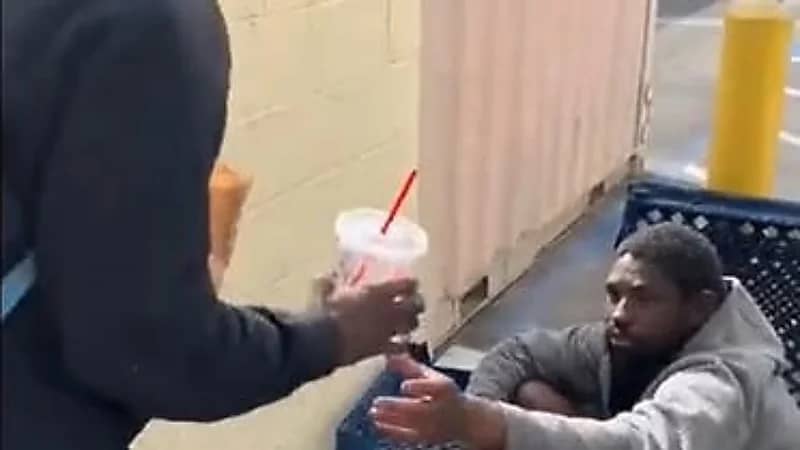 بالفيديو.. يوتيوبر يسخر من متشرد ومتابعيه ينعتوه بالمريض