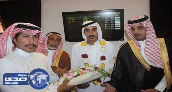 بالصور..محافظ العقيق يستقبل أحد مصابي الحد الجنوبي بـ«الورود»