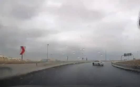 شاهد.. سائق يفقد القدرة على مركبته ويرتطم بحواجز خرسانية بجدة