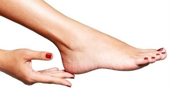 4 أسباب وراء تشقق كعب القدمين