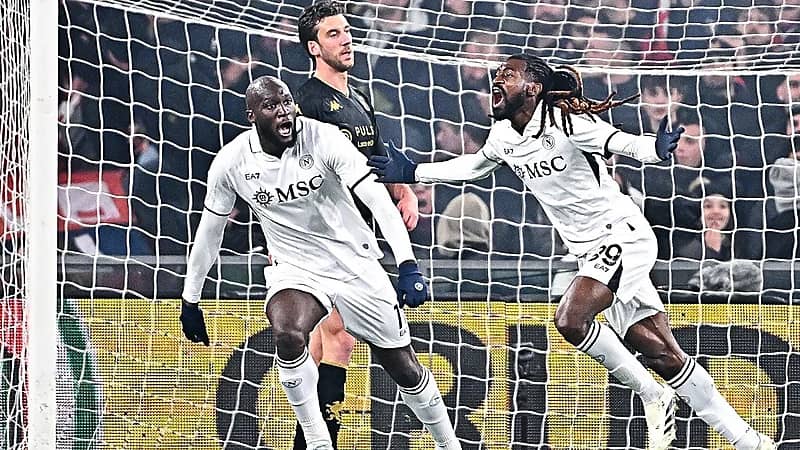 نابولي يهزم جنوى ويتصدر الدوري مؤقتا