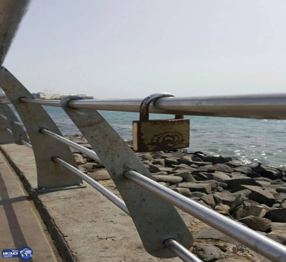 شرطة جدة تُزيل " أقفال الحُب " من حواجز الكورنيش