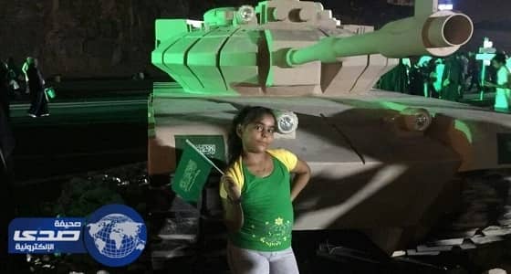 بالصور.. طفلة مصرية تحتفل باليوم الوطني برفع راية التوحيد