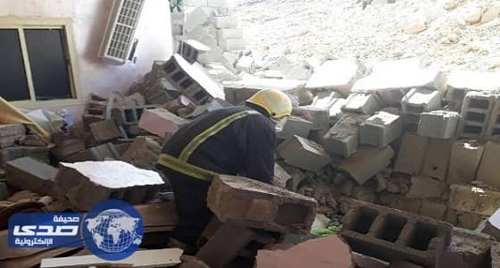 بالصور.. مصرع طفلين أسفل جدار منهار في المدينة