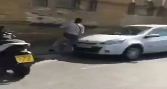 لحظة مطاردة مجرم حاملا سكينا في أحد شوارع لندن