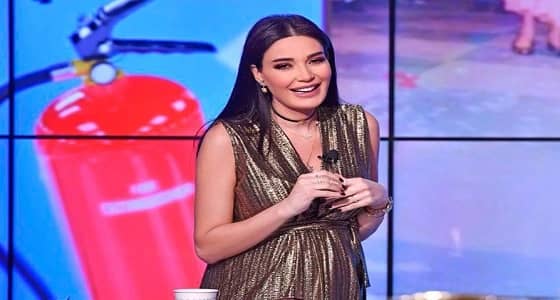 سيرين عبدالنور تخطف الأنظار بفستانها الأسود رغم حملها