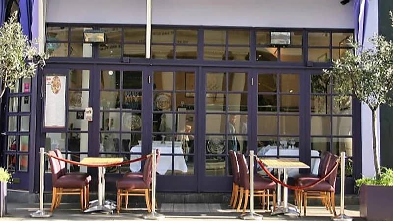 طاه يقذف قنبلة صراصير في مطعم بسبب عدم دفع أجر إجازة له