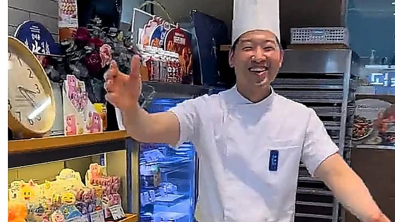 شاب يقدم التمر هدية لصديقه الكوري والأخير ينبهر في سعادة بالغة .. فيديو