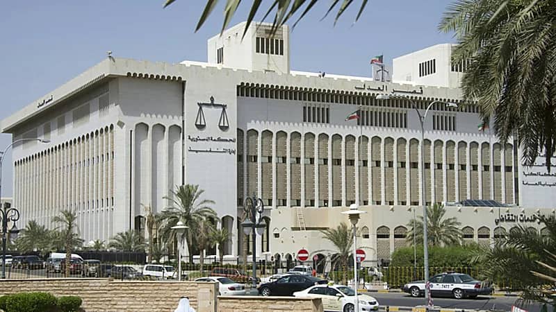 الكويت تلزم وزارة الداخلية بتعويض فتاة بعد اتهامها بالتشبه بالجنس الآخر