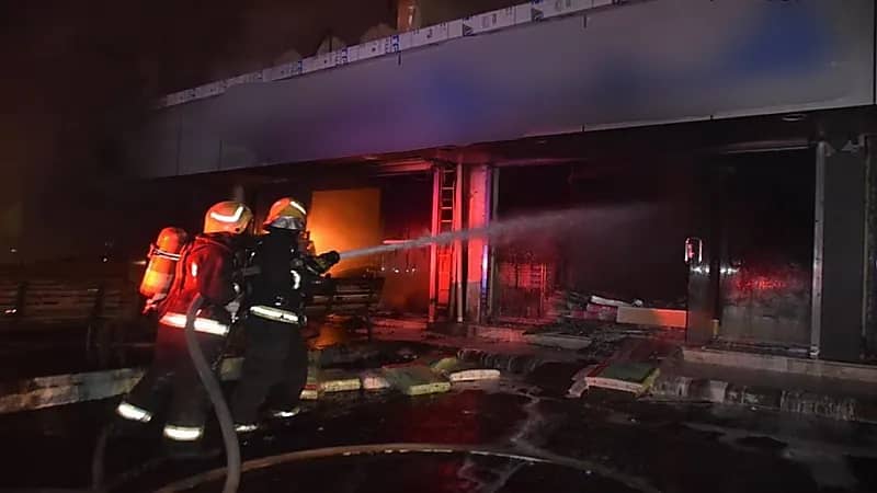 بالصور.. اندلاع حريقين في محال تجارية وحشائش بجدة وأبها