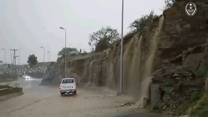 الدفاع المدني يجدد تحذيره من عبور الأودية بمشاهد مأساوية لمتهورين