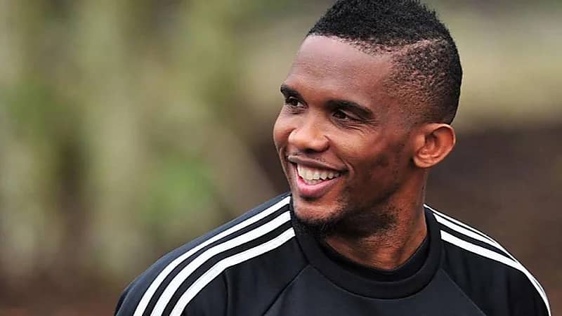 بالفيديو.. صامويل إيتو يتهجم على مصور ويركله في وجهه