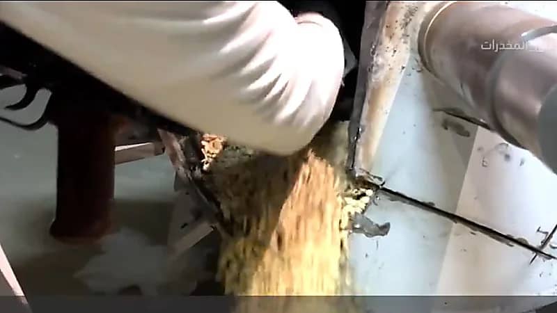 ضبط 1,613,000 قرص من مادة الإمفيتامين المخدر داخل أحد الأحواش بجدة .. فيديو