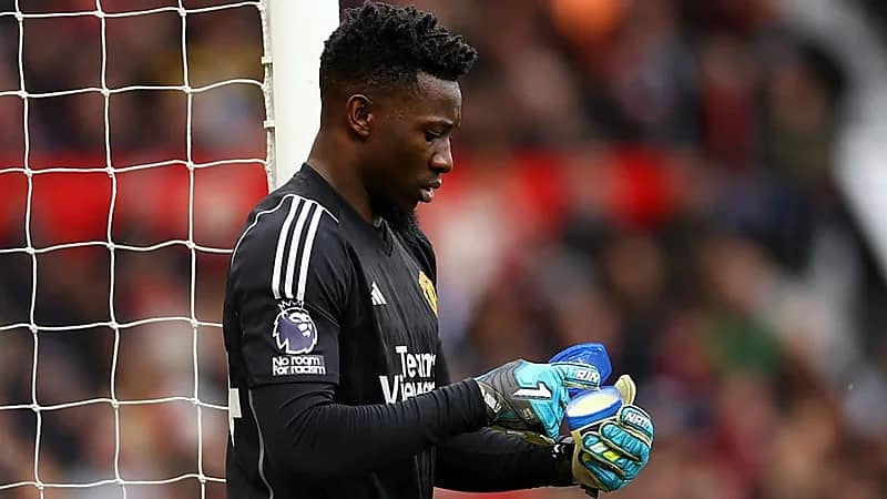 سر وضع حراس المرمى للفازلين على قفازاتهم