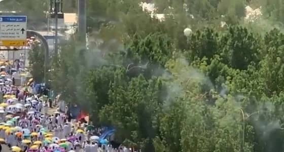 بالفيديو.. " رذاذ الماء " يتطاير لتلطيف الأجواء في عرفات