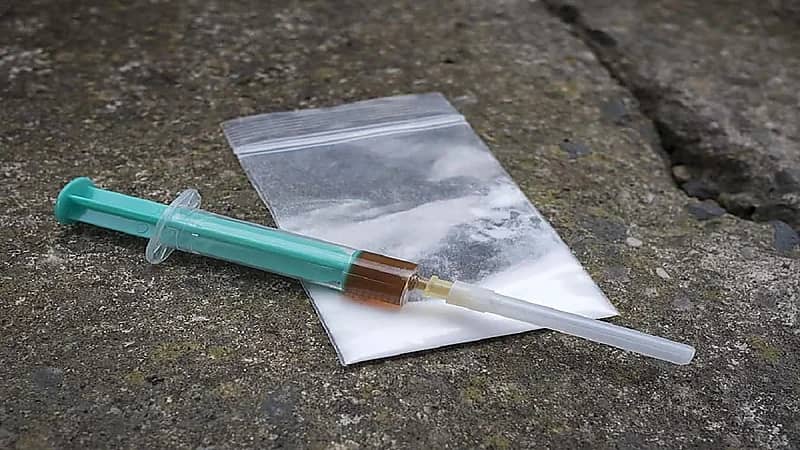 وفاة شاب داخل حمام "مول" وبجانبه إبرة مخدرة