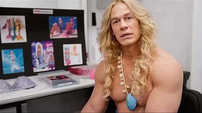 إطلالة أنثوية صادمة لجون سينا تثير الشك