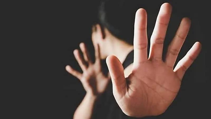 رجل يقيد شقيقته بالسلاسل الحديدية لمدة 20 عامًا