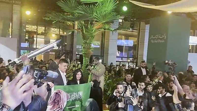 عزف النشيد الوطني للمملكة في باريس..فيديو